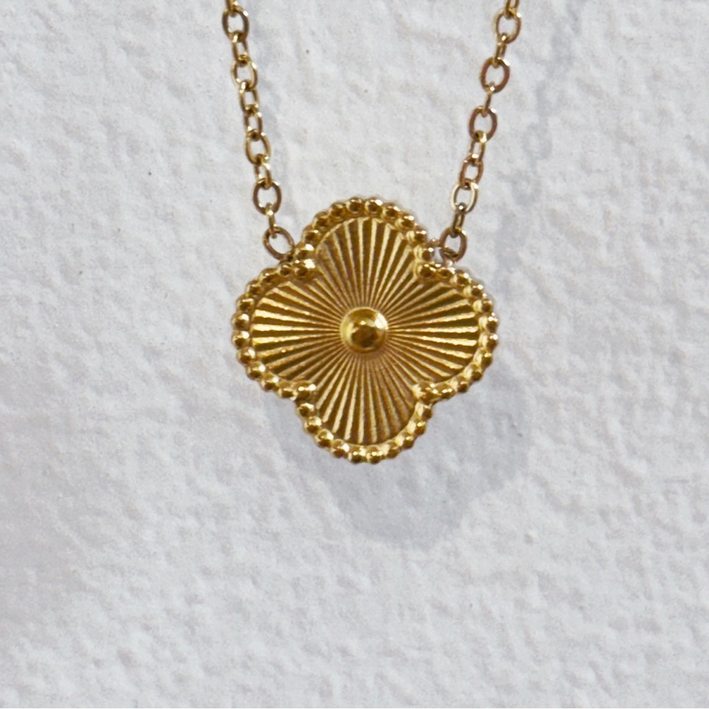 Gold tone 15” clover pendant necklace